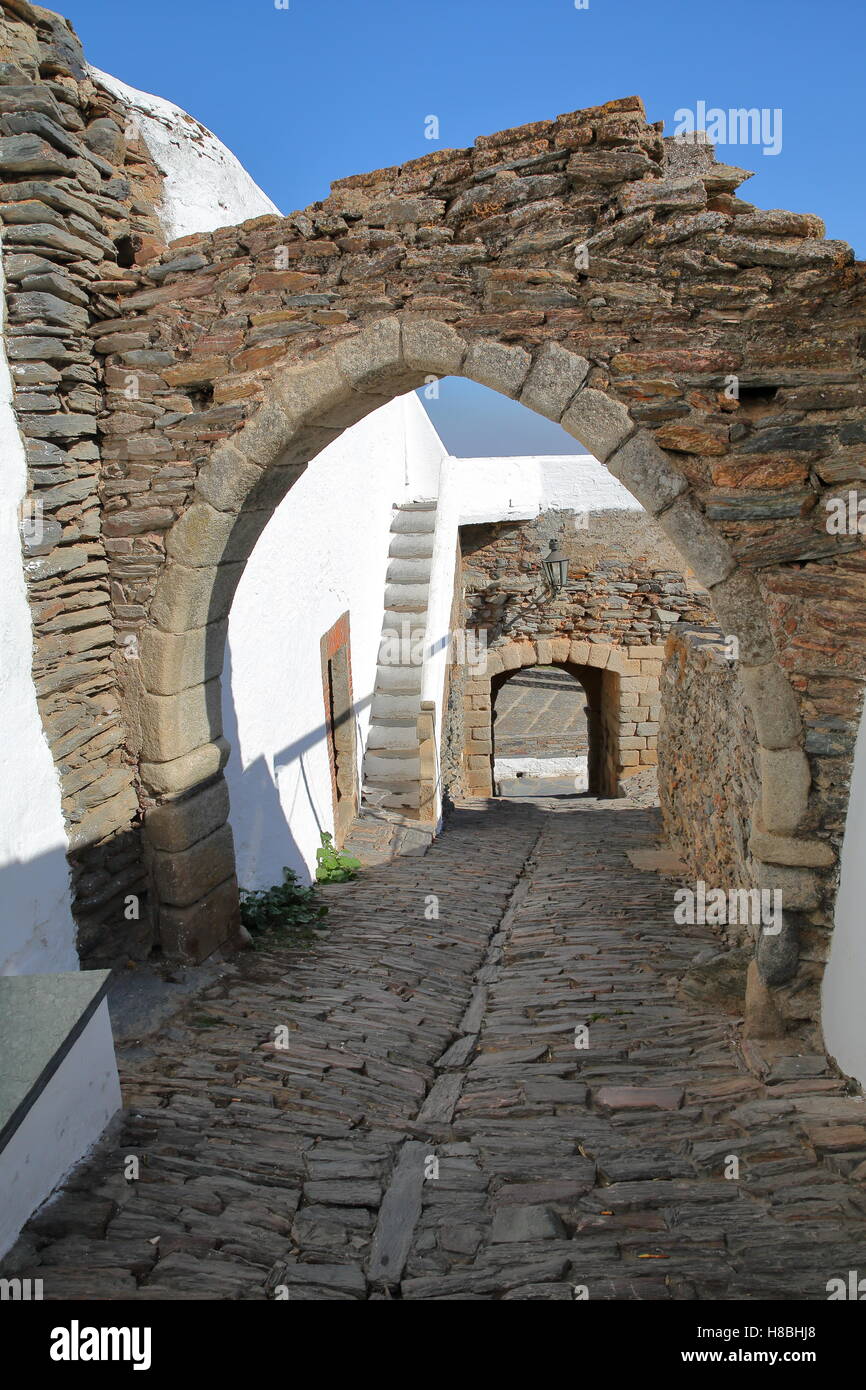 MONSARAZ, PORTUGAL: Typisch engen und gepflasterten Straße mit Bögen Stockfoto