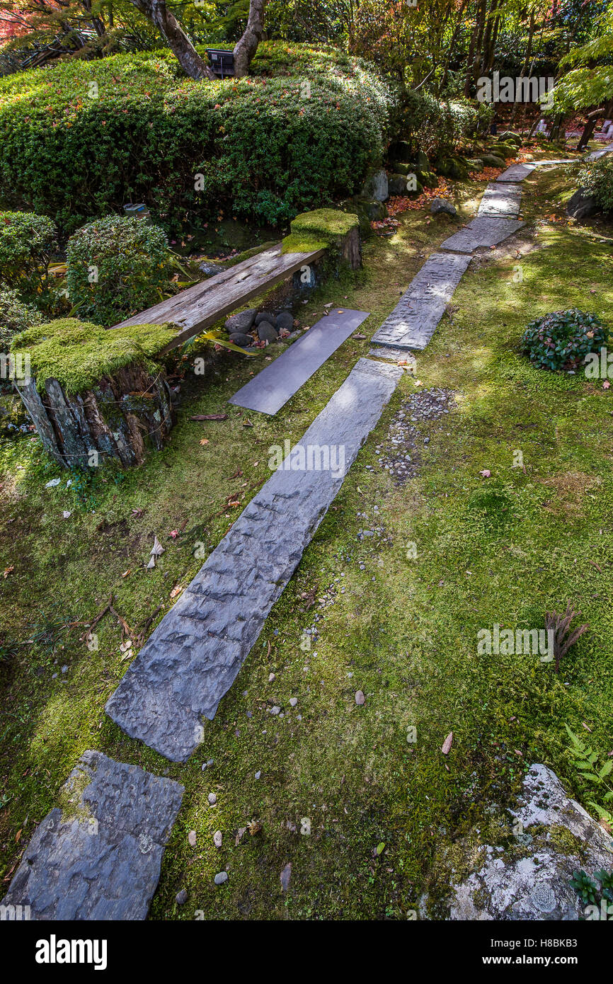 Entsuin Moos Garten - Entsuin-Tempel hat zwei bemerkenswerte Gärten.  Es gibt ein japanisches Moosgarten mit einem herzförmigen Teich Stockfoto