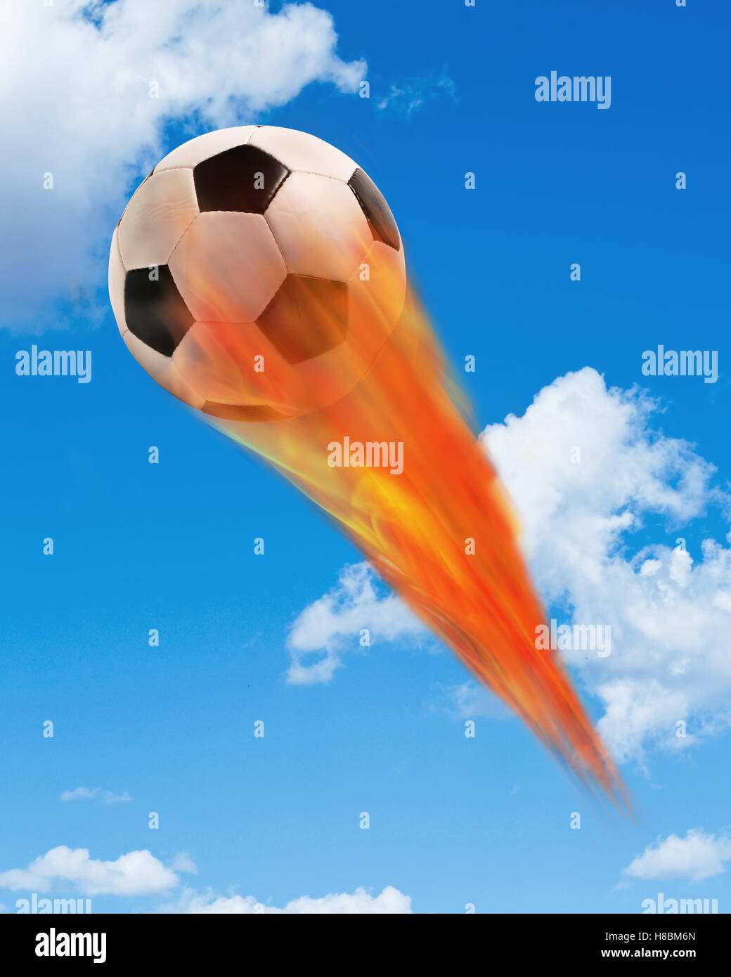 Fußball in Brand und fliegenden Fast in den Himmel. Stockfoto