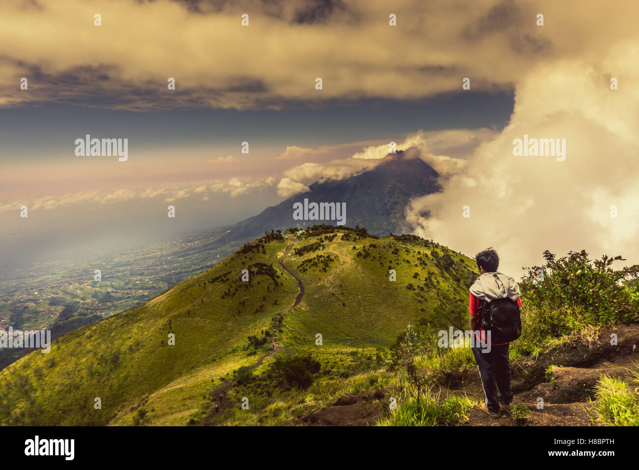 Mann auf Berggipfel beobachtet den natürlichen Blick auf Mount Merbabu Indonesien Stockfoto