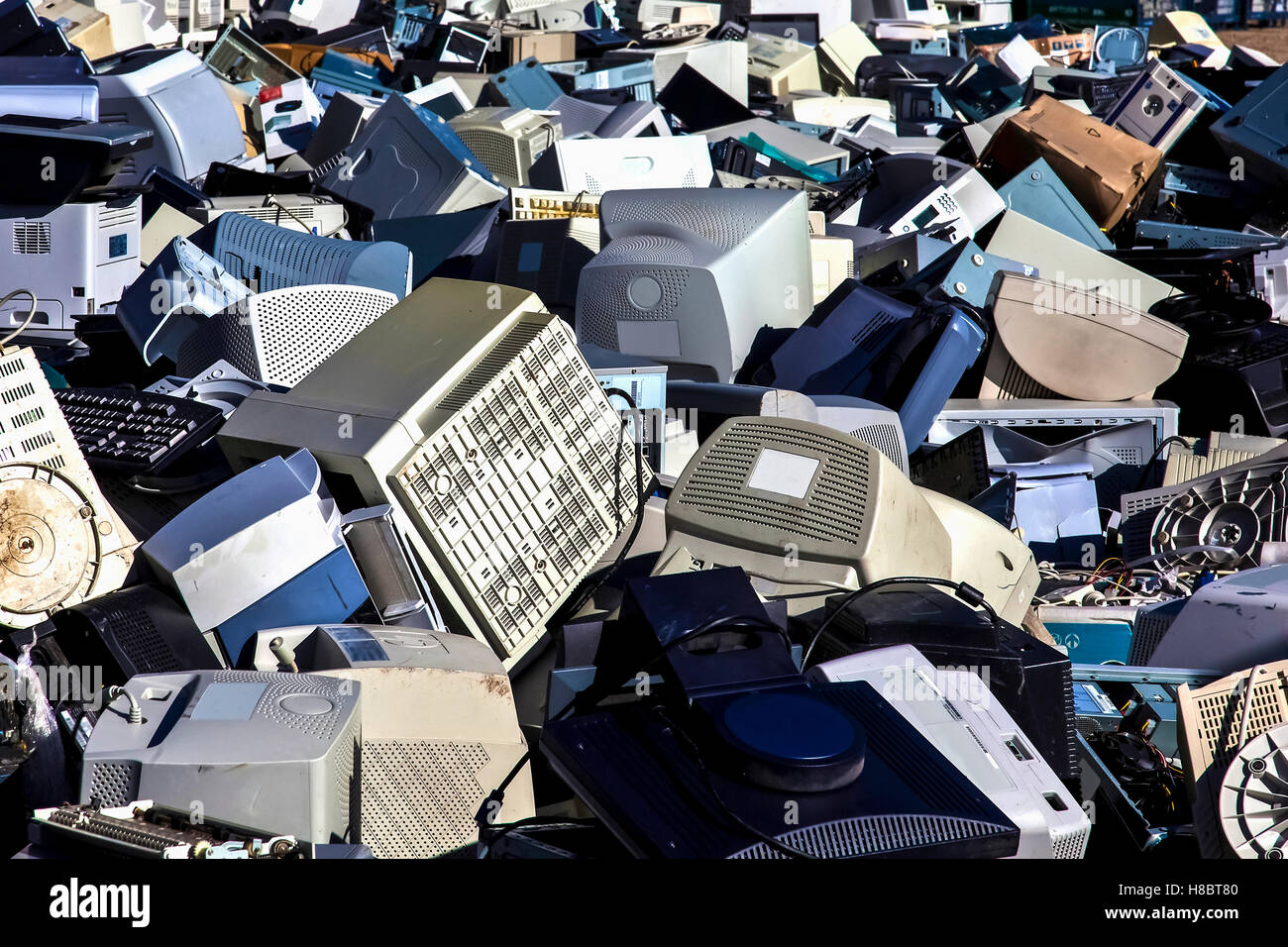 Computer und Monitore für das recycling gestapelt Stockfoto