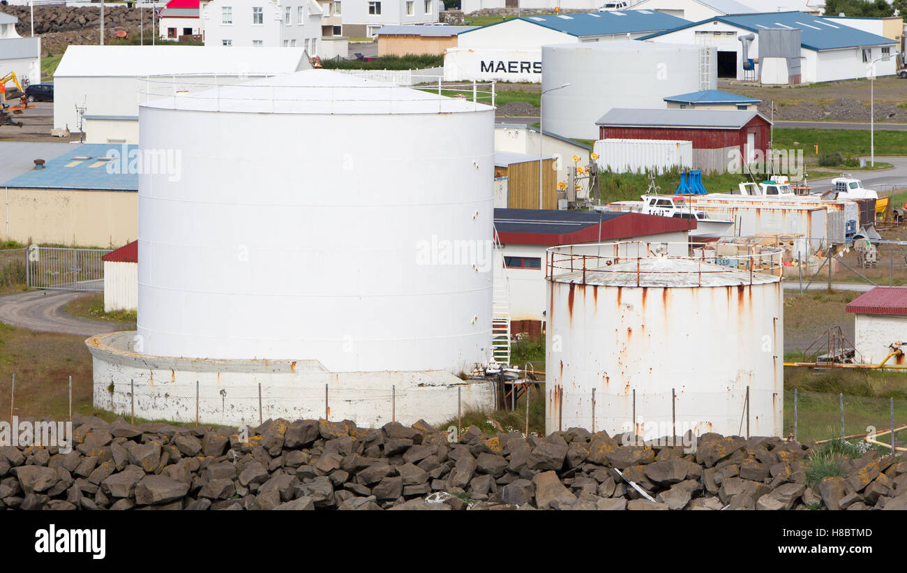 AKRANES, Island - 27. Juli 2016: Feuerzeugbenzin Vorratsbehälter im Westen von Island am 27. Juli 2016. Island läuft meist auf Posthof Stockfoto