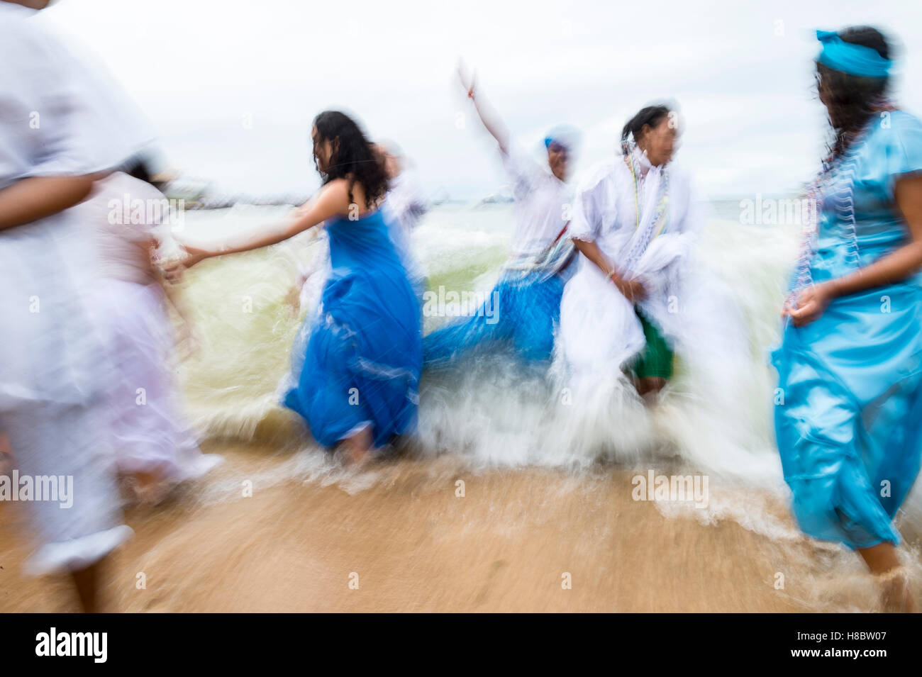 Anbeter klatschte in Bewegung Unschärfe am Festival Yemanja in Rio Vermelho Meer Nachbarschaft, Salvador, Bahia, Brasilien Stockfoto