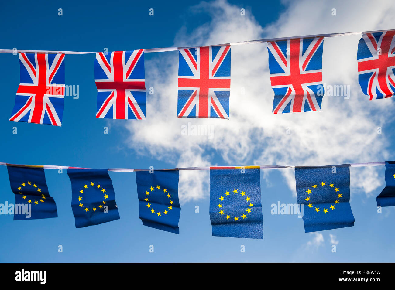 Europäischen Union und der britische Union Jack Flag Bunting fliegen im strahlend blauen Himmel in einer Erklärung der Austritt der Volksabstimmung über EU Stockfoto