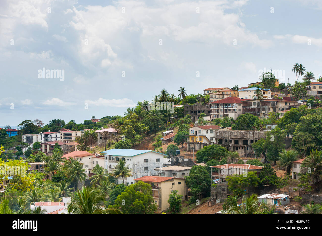 Einem Vorort von Freetown zeigt Häuser und Gebäude in Hanglage inmitten tropischer vegetation Stockfoto