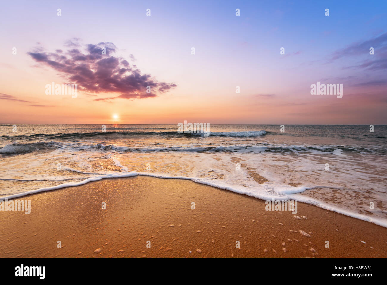 Ozean im Sonnenaufgang. Natur-Komposition. Stockfoto