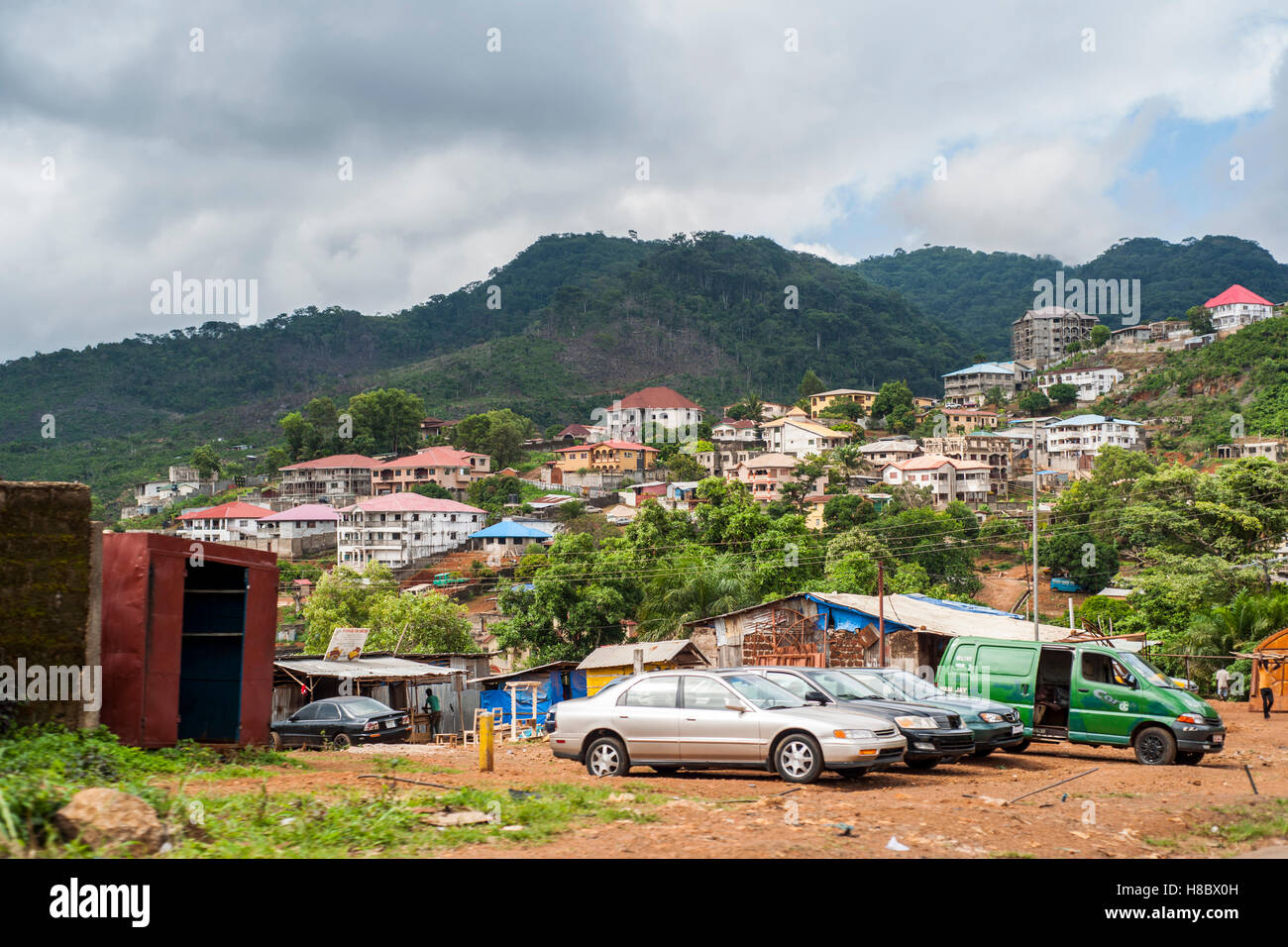 Häuser auf einem Hügel in Freetown Area in Sierra Leone Stockfoto