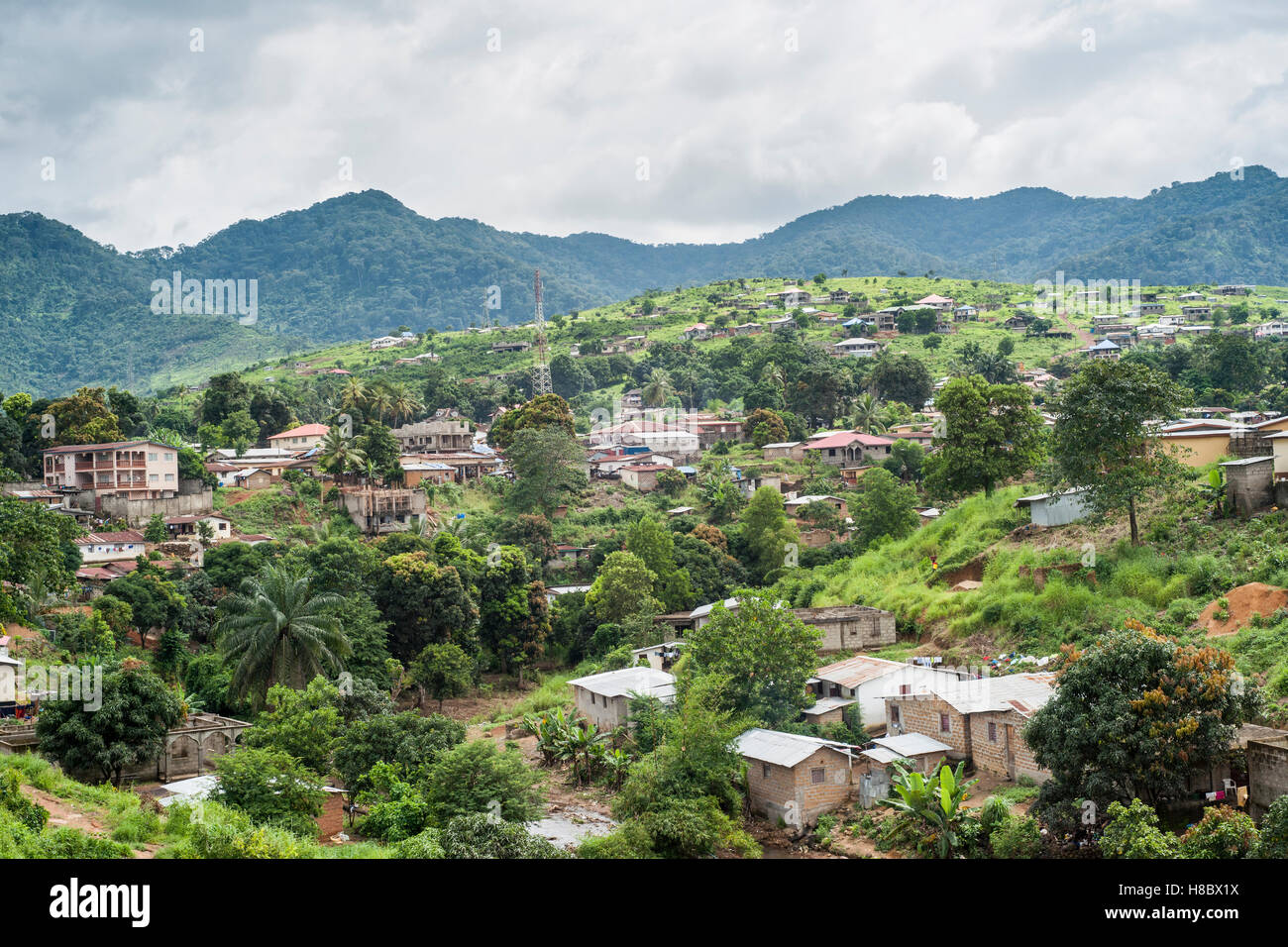 Häuser auf einem Hügel in der Waterloo Region, Sierra Leone Stockfoto