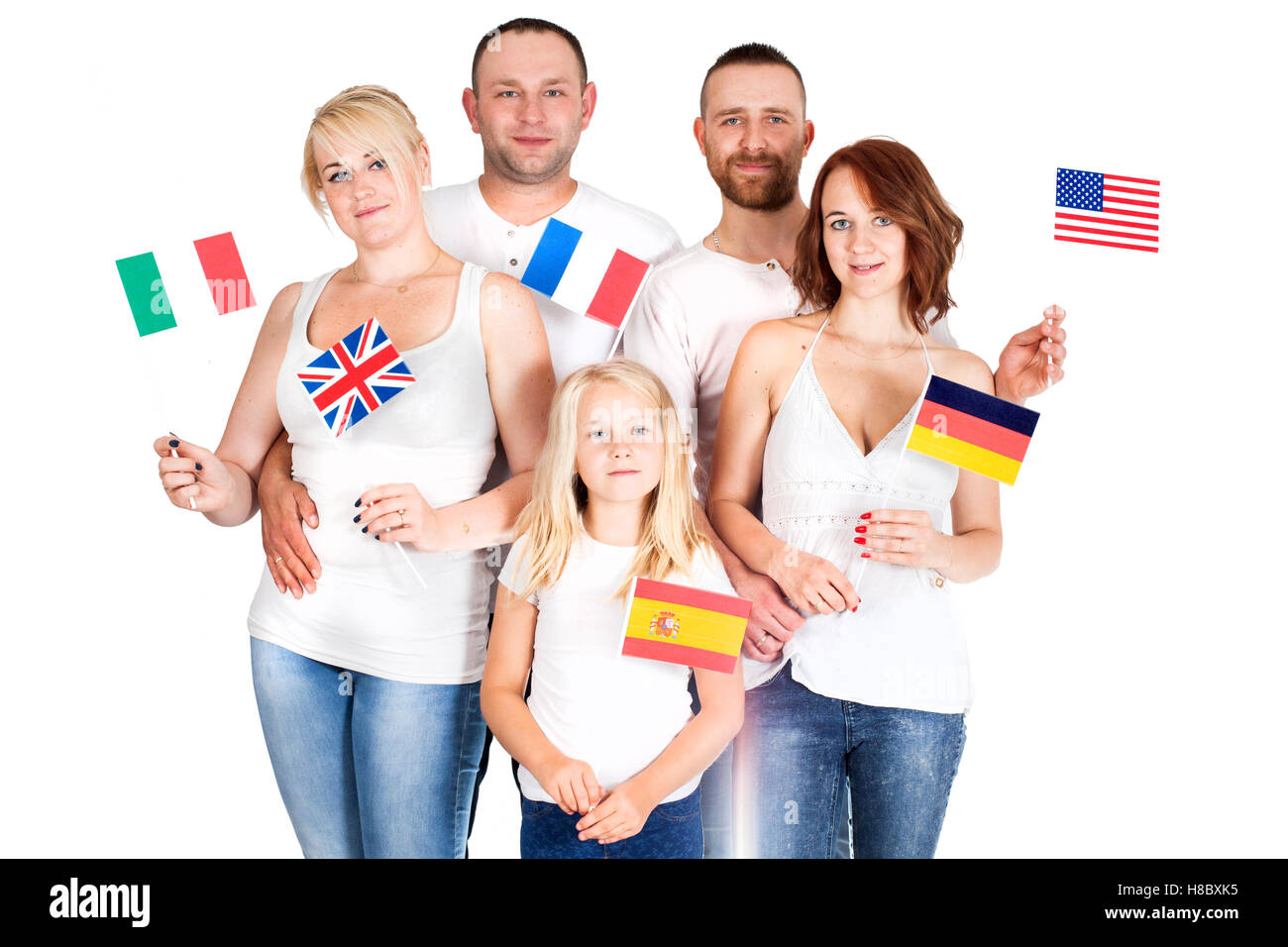 Gruppe von Menschen-Familie hält eine Fahne und schaut in die Kamera. Internationalen Bildungskonzept Stockfoto