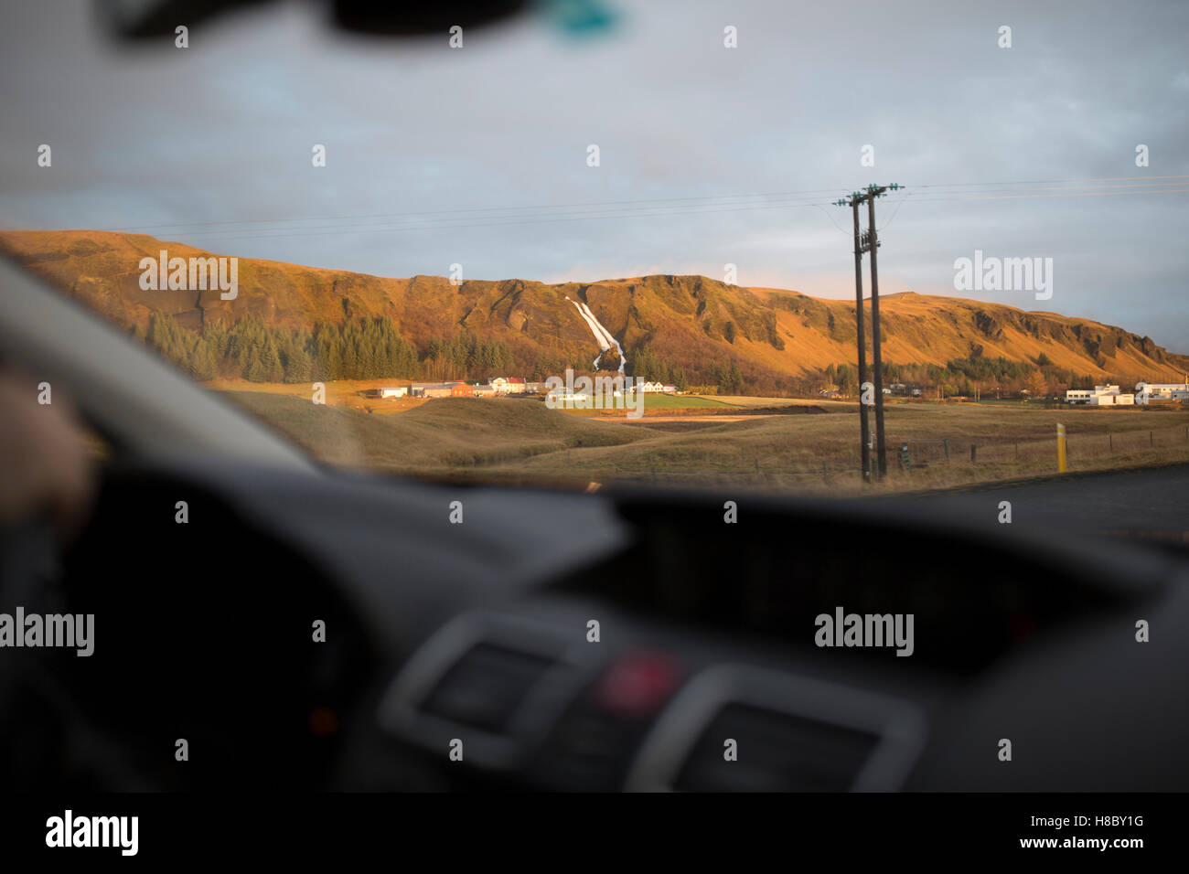 Isländische Landschaft ist durch die Windschutzscheibe eines Autos während einer Fahrt in den Süden Islands gesehen. Stockfoto