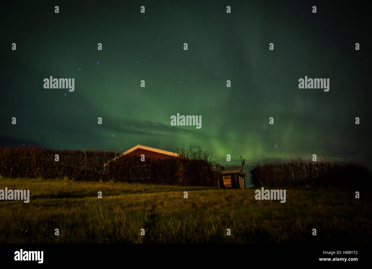 Nordlichter sind vor den Toren Kirkjubaejarklaustur im südöstlichen Island gesehen. Stockfoto