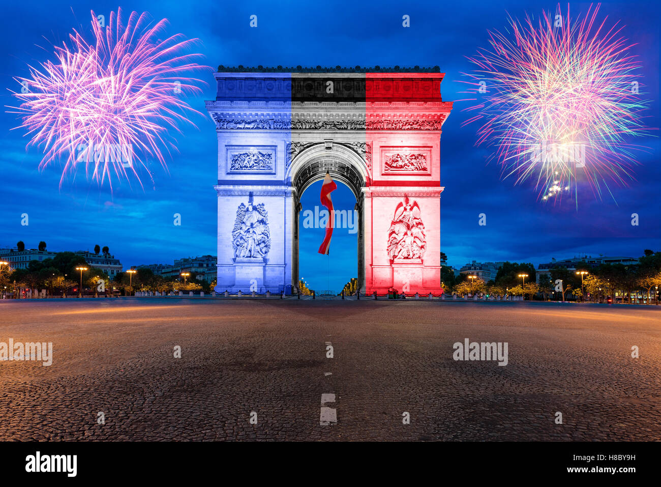 Arc de Triomphe Paris und Champs Elysees mit Silvester-Feuerwerk in Paris, Frankreich. Stockfoto Arc de Triomphe Paris und Champs Elysees mit Silvester-Feuerwerk in Paris, Frankreich. Stockfoto