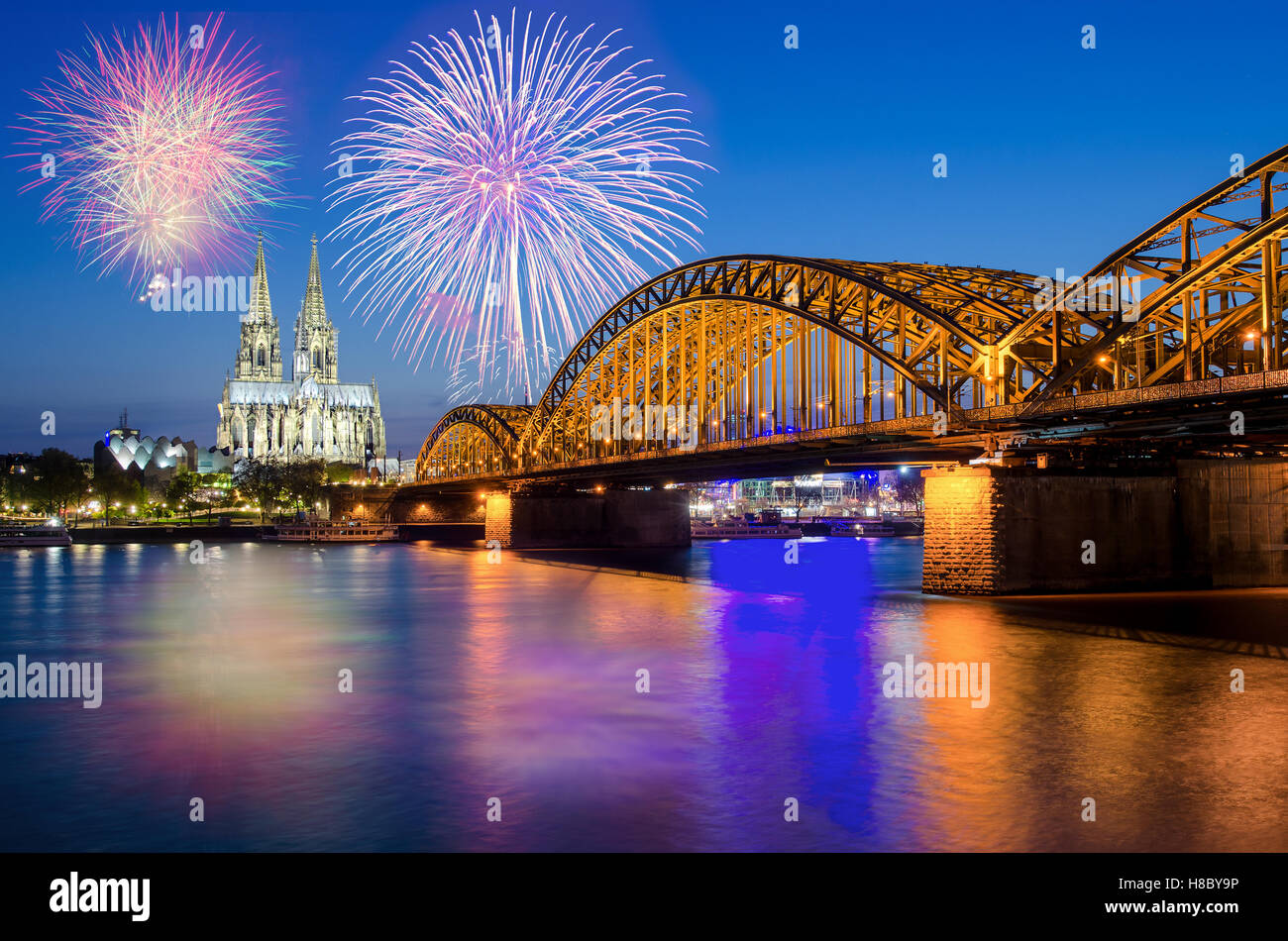 Kölner Dom und Hohenzollernbrücke mit Feuerwerk am Neujahrstag, Köln. Stockfoto