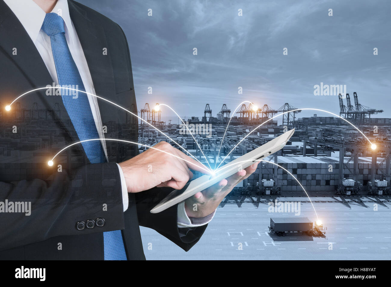 Doppelbelichtung Geschäftsmann Hand hält digitale Tablet Unterstützung Kontrolle Logistik Systemnutzung für Export und Logistik Stockfoto