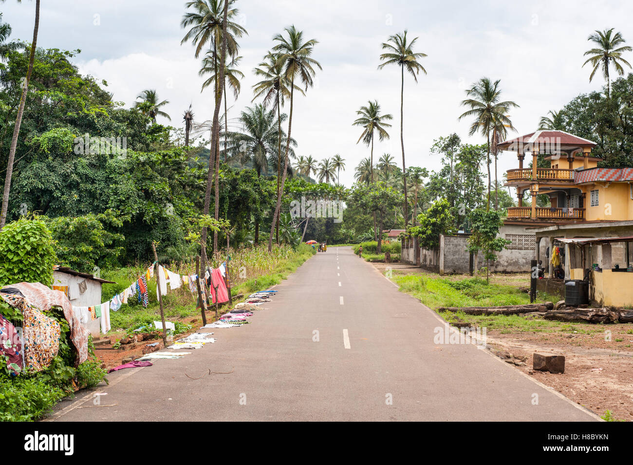 A Straße verläuft durch ein kleines Dorf in der Nähe von Kent Beach, Freetown Peninsula Stockfoto