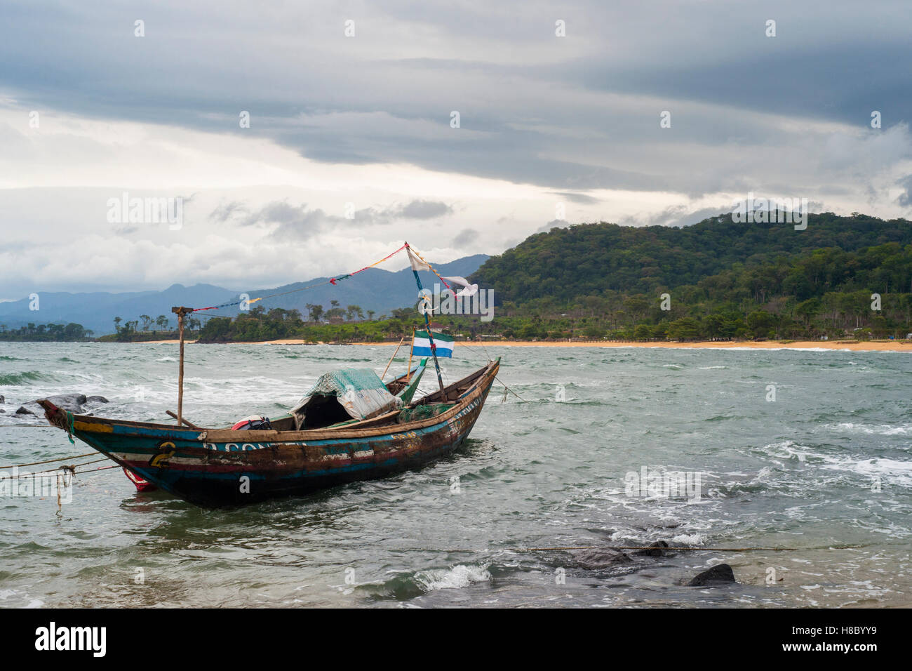 Angelboot/Fischerboot vor Anker vor Kent Beach in Freetown Stockfoto