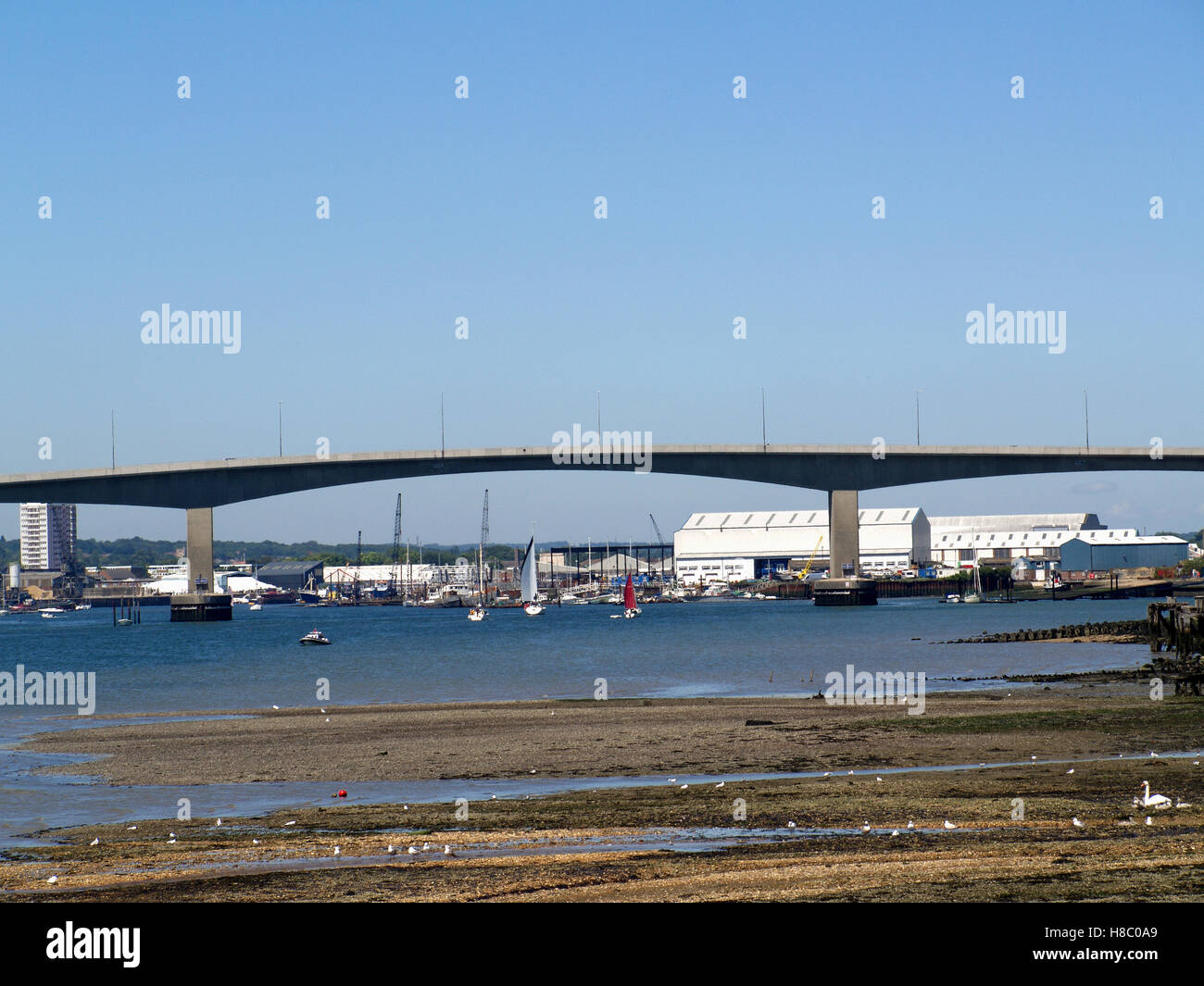 Ansicht des Itchen Toll Road Bridge vom Holzsteg am Southampton Segelclub, Woolston, Southampton, Hampshire, UK Stockfoto