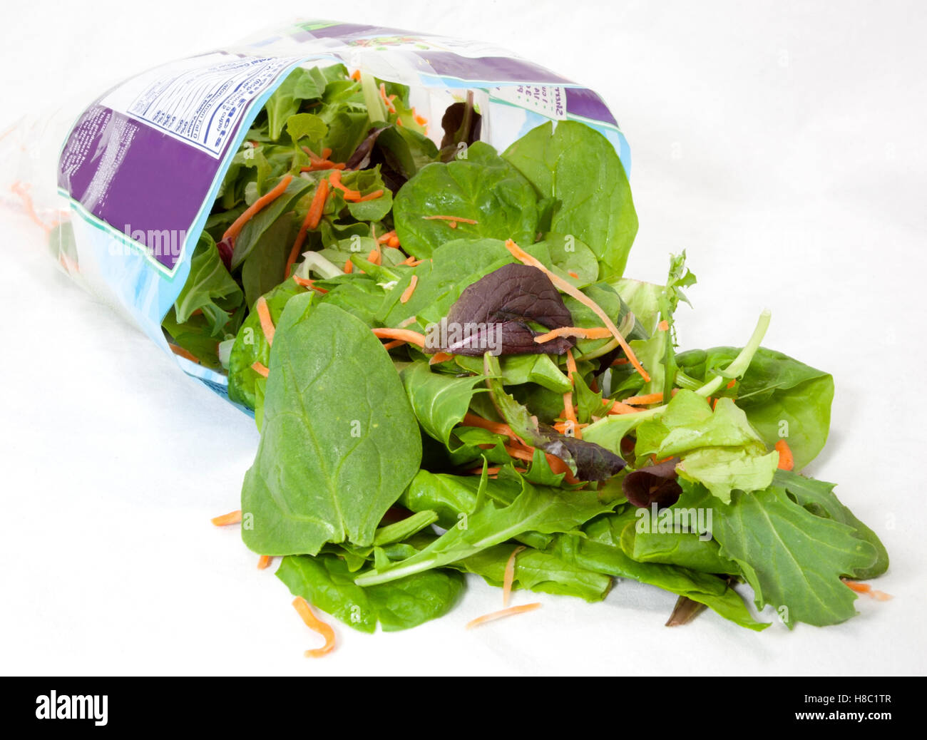 Offene Beutel mit vorgemischten Salat. Isoliert. Stockfoto