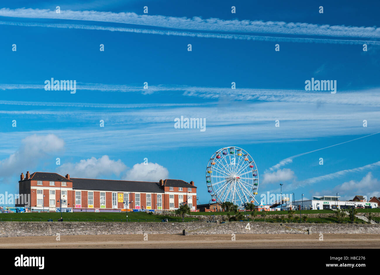 Whitmore Bay, einem großen Sandstrand auf Barry Island in Süd-Wales an einem hellen, sonnigen Herbsttag Stockfoto