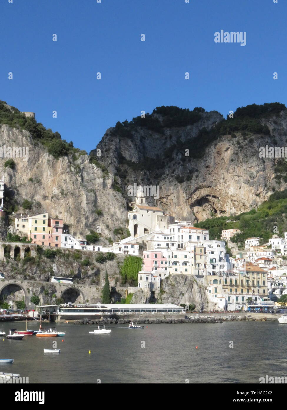 Amalfi-Stadt vom Meer aus gesehen Stockfoto