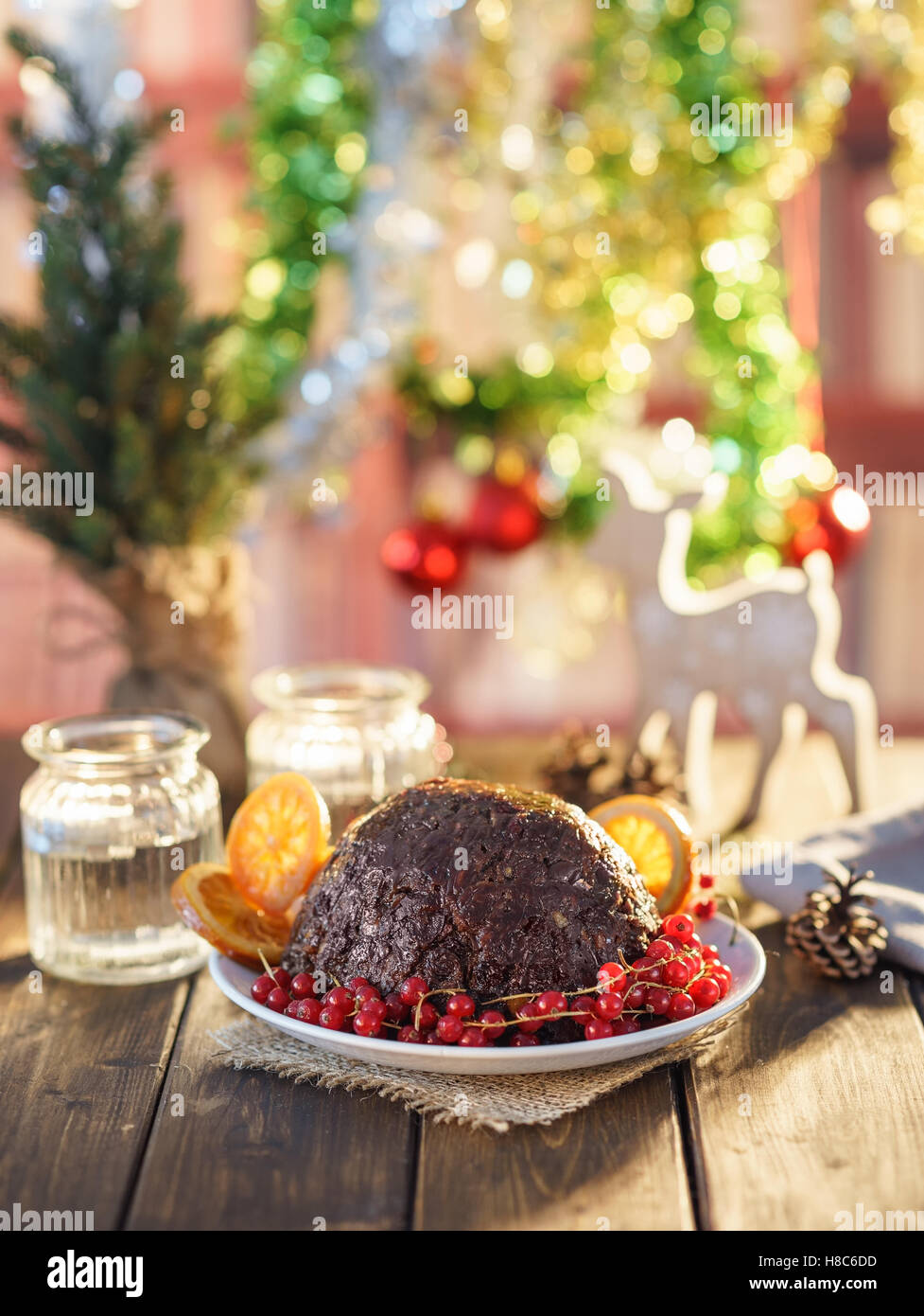 Christmas Pudding im rustikalen Stil. Stockfoto