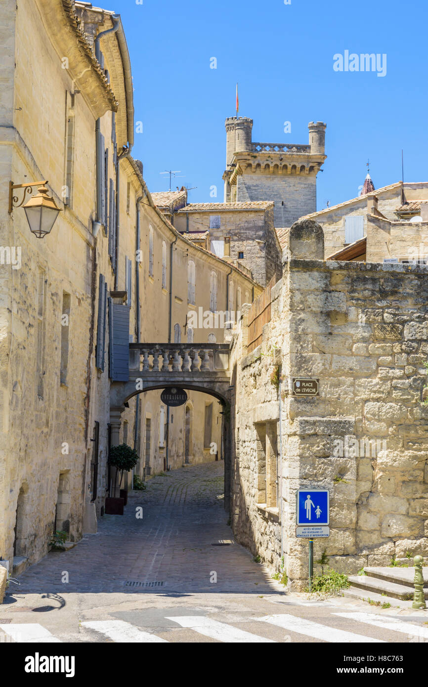 Malerischen Kopfsteinpflasterstraße innerhalb der mittelalterlichen alten Uzès, Gard, Frankreich Stockfoto