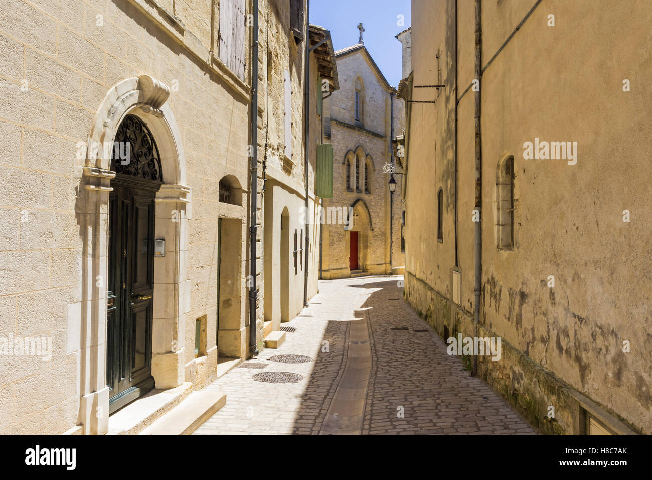 Mittelalterlichen Gebäuden und gepflasterten Straße in den malerischen alten Stadt Uzès, Gard, Frankreich Stockfoto