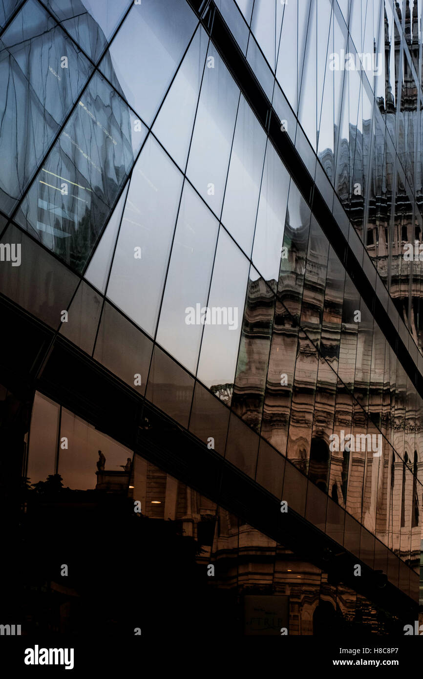 Dies ist ein Foto der St Pauls Cathedral spiegelt sich in den Fenstern eines Einkaufszentrums in London Stockfoto
