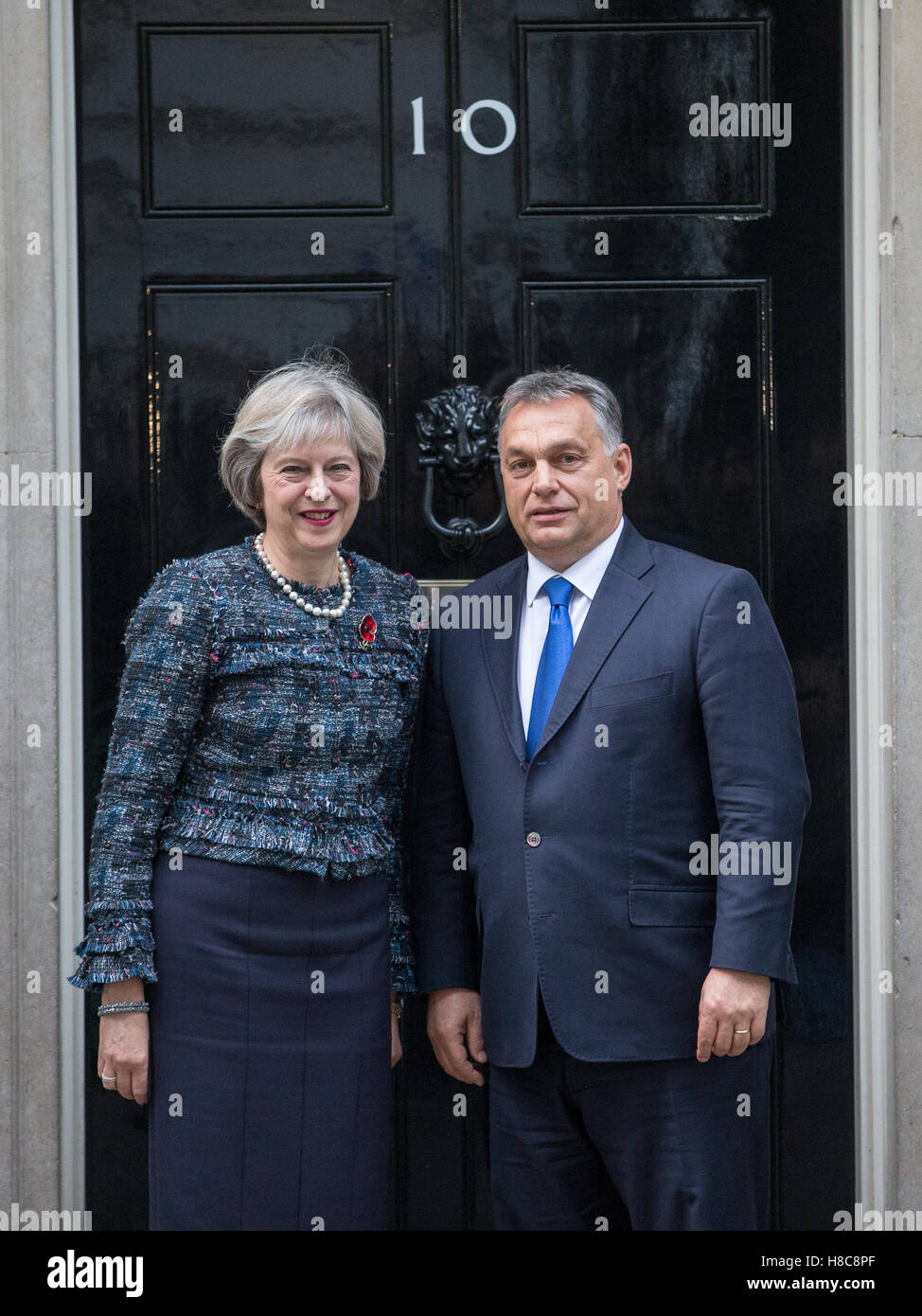 Premierminister Theresa May trifft ungarischen Ministerpräsidenten Viktor Orban.They Pose für Fotografen auf der Stufe der 10 Downing St Stockfoto