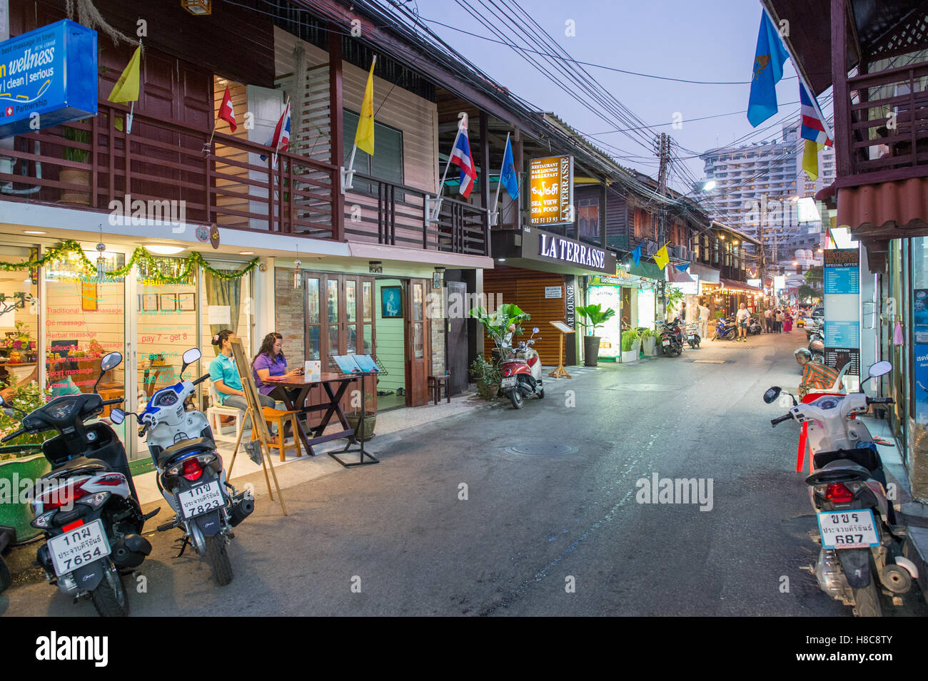 Die Straßen von Hua Hin Thailand bei Nacht. Hua Hin ist eines der wichtigsten touristischen Destinationen in Thailand. Stockfoto