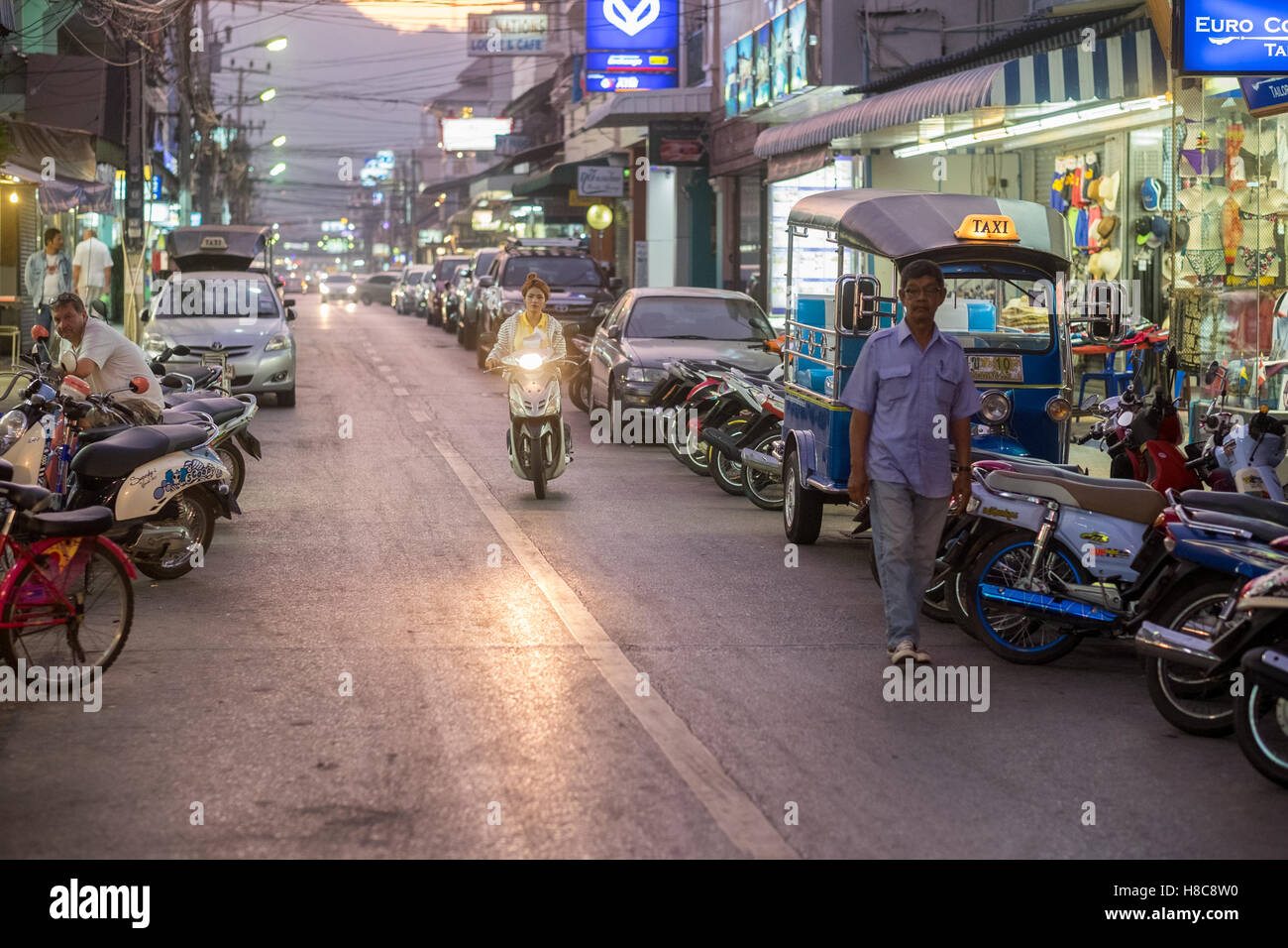 Die Straßen von Hua Hin Thailand bei Nacht. Hua Hin ist eines der wichtigsten touristischen Destinationen in Thailand. Stockfoto