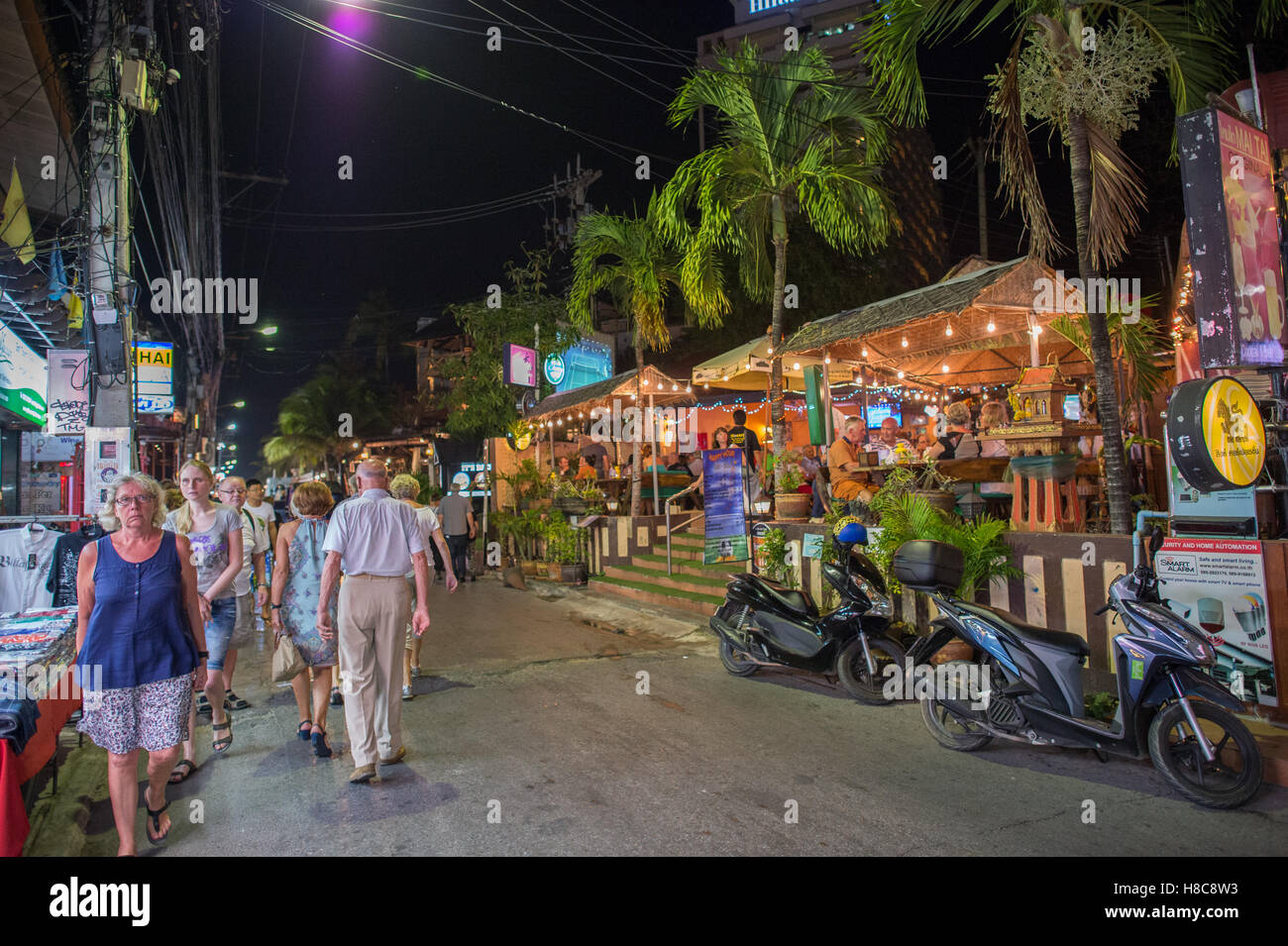 Die Straßen von Hua Hin Thailand bei Nacht. Hua Hin ist eines der wichtigsten touristischen Destinationen in Thailand. Stockfoto