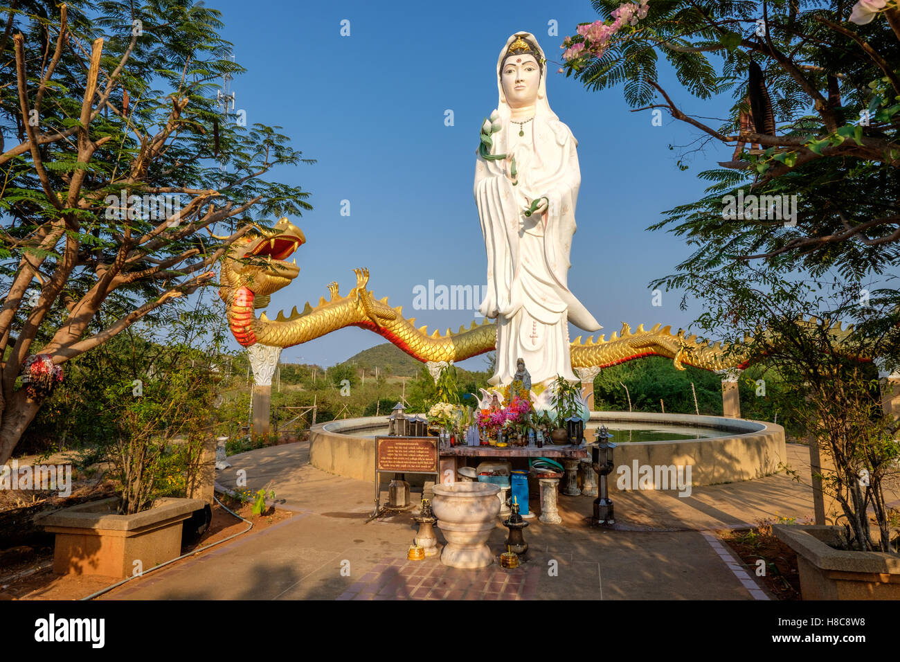 Statue des Bodhisattva Guanyin Göttin der Barmherzigkeit außerhalb Pranburi südlich von Hua Hin, Thailand Stockfoto