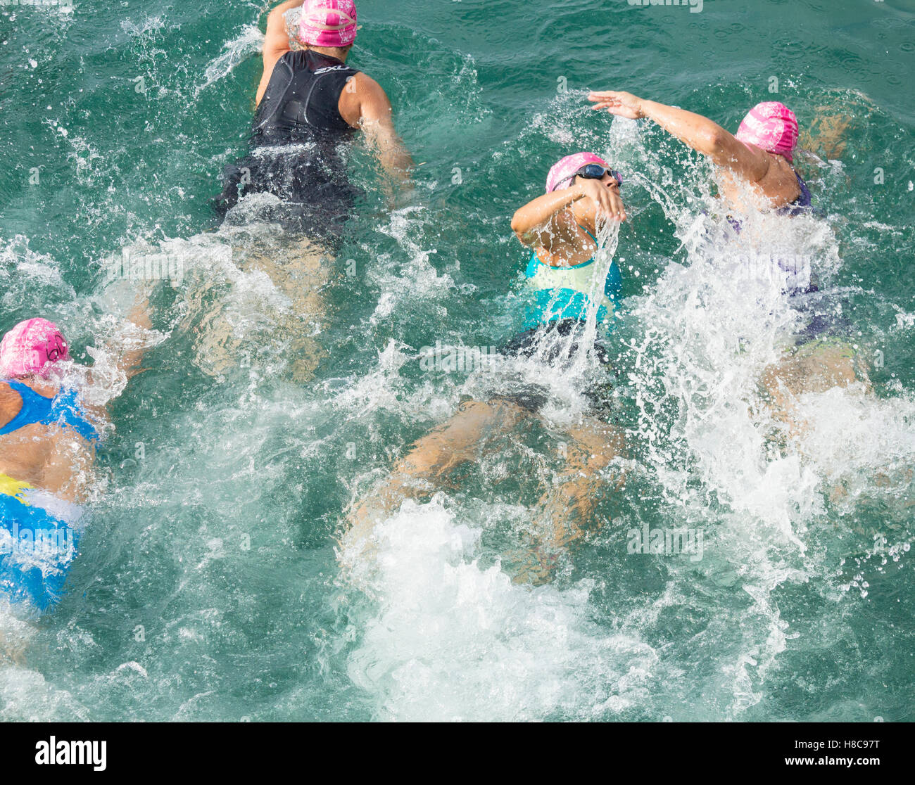 Draufsicht der Triathleten Schwimmen im Meer während der Rennen. Stockfoto