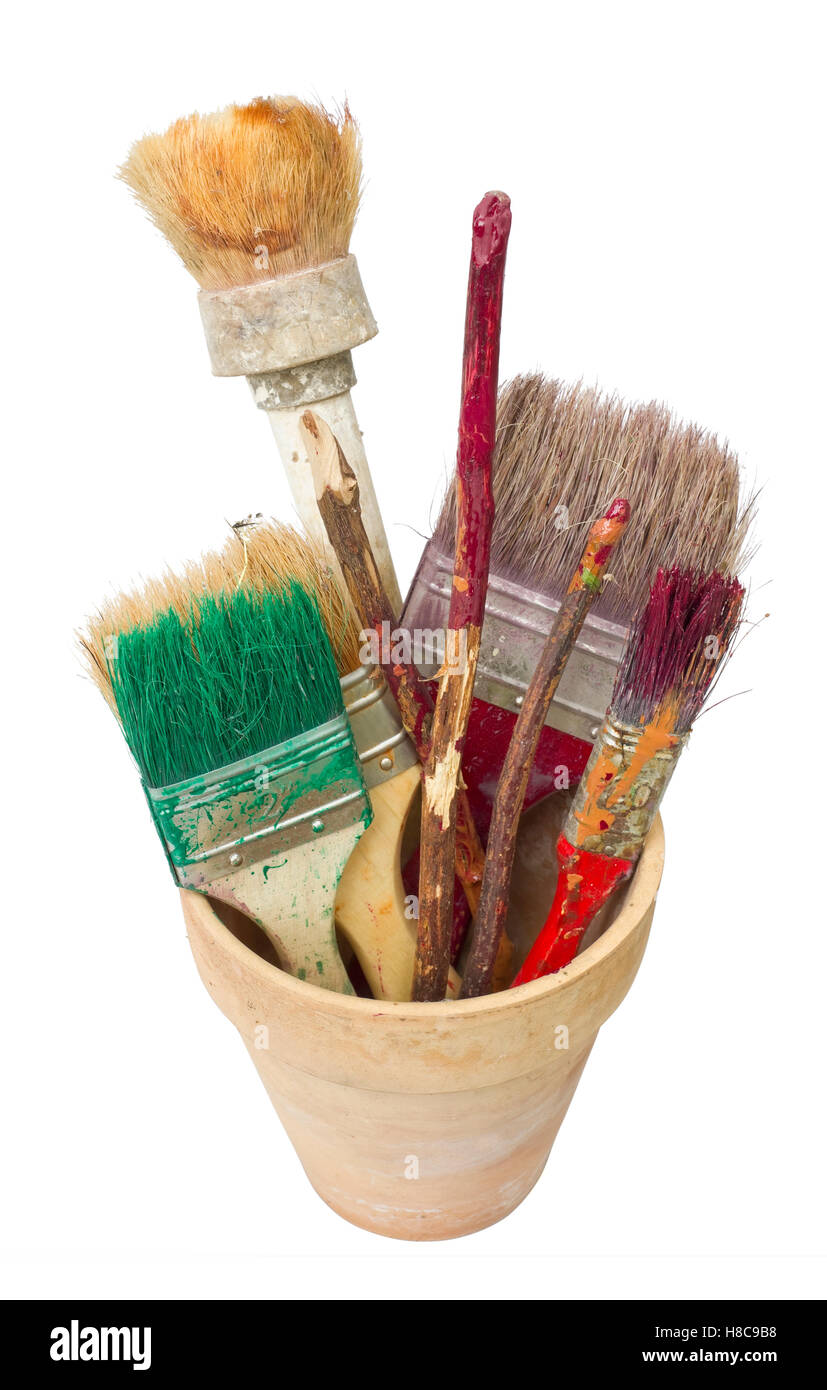 Instrumente der ländlichen Maler - schmutzige Bürsten und Stöcke zum rühren von Farben. Isoliert Stockfoto