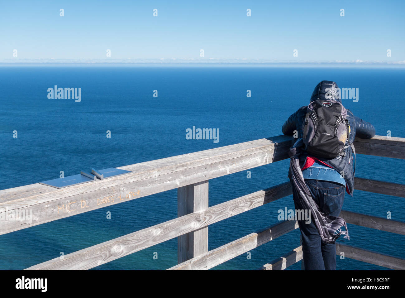 Touristischen Blick auf die Seenlandschaft von Mont-Saint-Alban Aussichtspunkt im Forillon Nationalpark, Gaspe Halbinsel, Quebec, Kanada Stockfoto