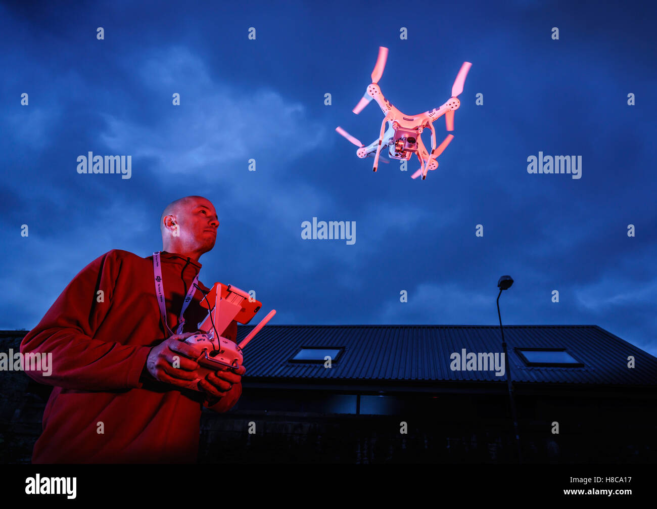 Ali Graham, qualifizierte Drohne Pilot und Fotograf, zeigt eine DJI-Drohne fliegen enge overhead Stockfoto