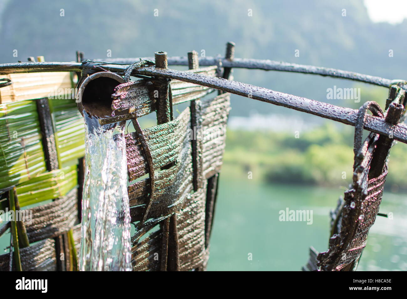 Alte hölzerne Wassermühle hautnah. Kraft der Natur Stockfoto