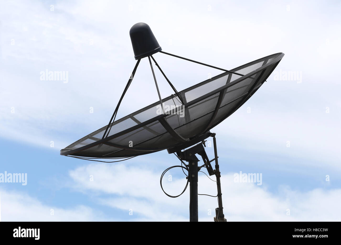 Satellitenschüssel und Wolken am blauen Himmel im Konzept der Kommunikation. Stockfoto