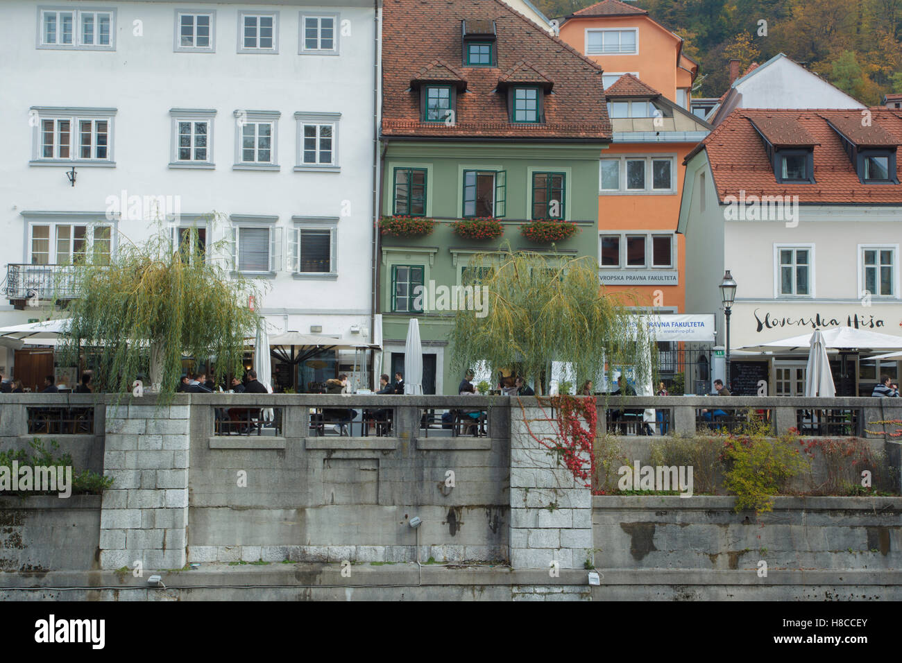 Am Flussufer befindet sich am Ufer des Flusses Ljubljanica, Ljubljana, Slovenia, Oktober Stockfoto