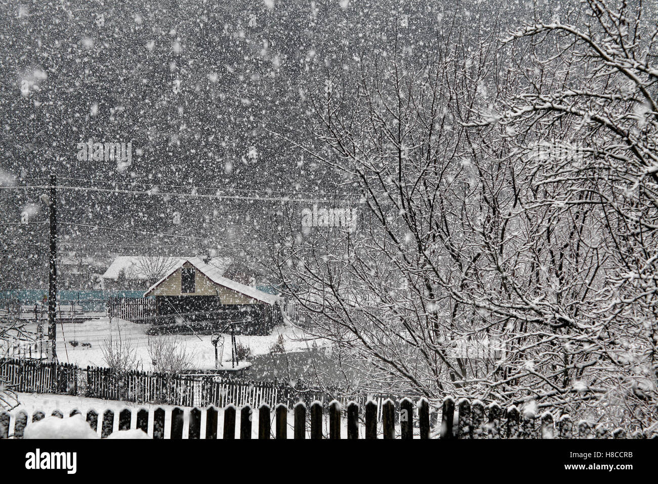 Es schneit in Dorf Stockfoto