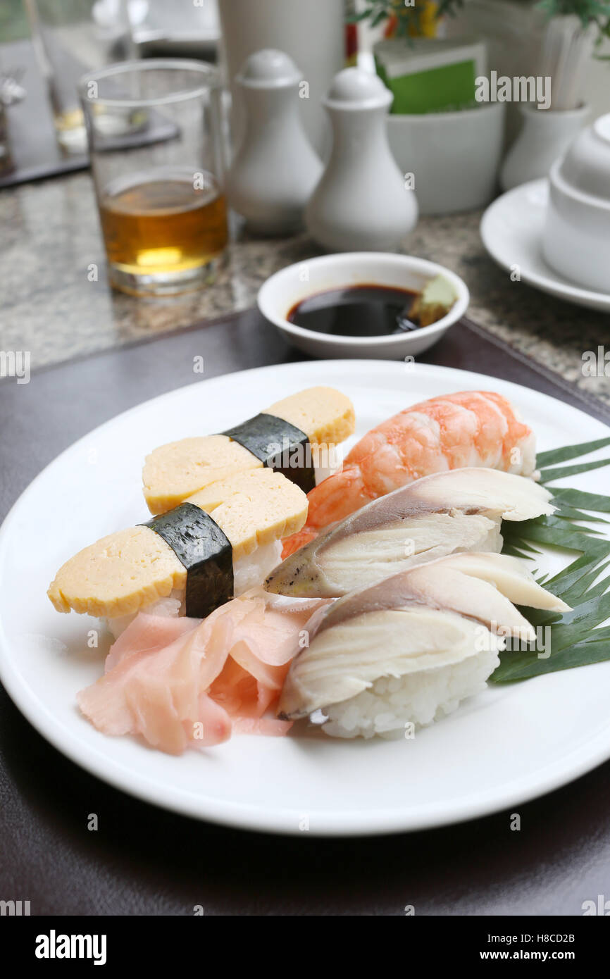Meeresfrüchte-Sushi auf weißem Teller im Restaurant, traditionelles japanisches Essen. Stockfoto