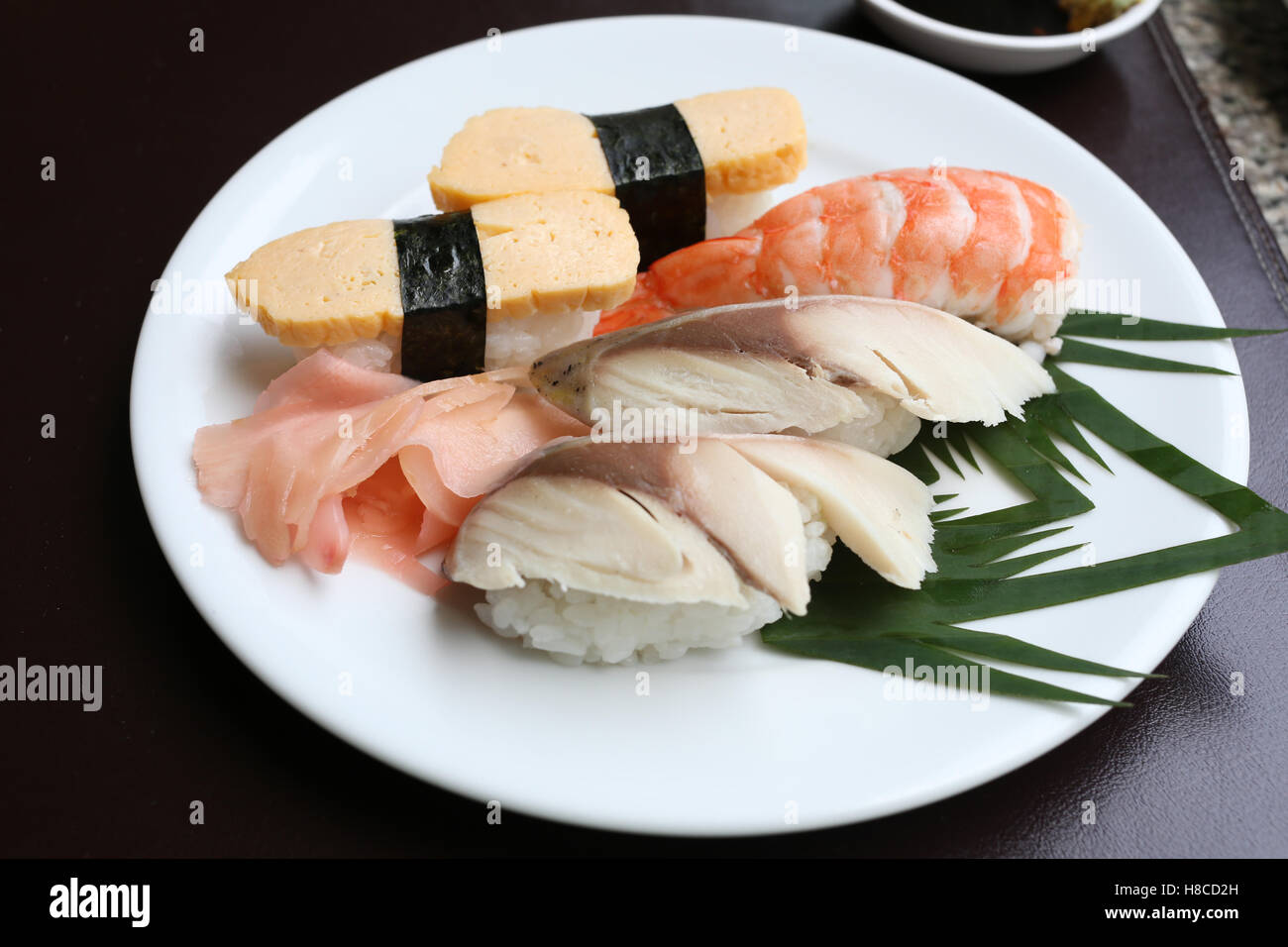 Meeresfrüchte-Sushi auf weißem Teller im Restaurant, traditionelles japanisches Essen. Stockfoto