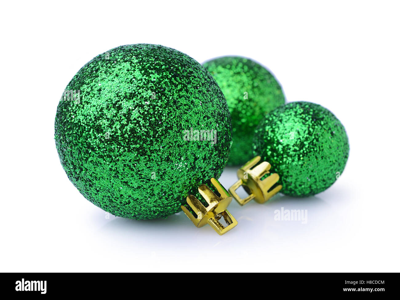 Drei grüne Weihnachtskugeln isoliert auf weißem Hintergrund Stockfoto