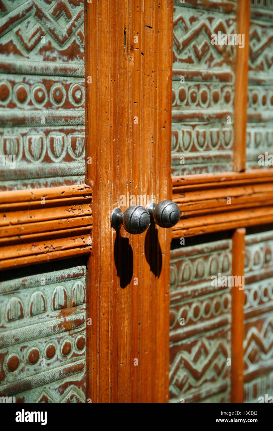 Kamin von Windows im Land Stil Zimmer mit Blumentapete und aufgegebenen Vorhänge, Birkenholz Inn, Lenox, Massachusetts. Stockfoto