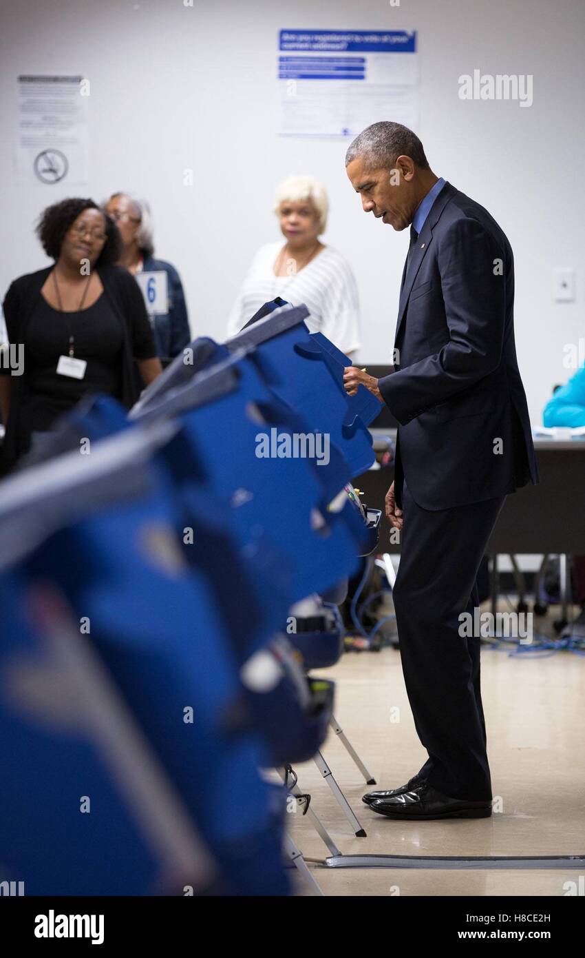 US-Präsident Barack Obama wirft seine Stimme bei den Präsidentschaftswahlen während der frühen Abstimmung im Cook County Office Building 7. Oktober 2016 in Chicago, Illinois. Stockfoto