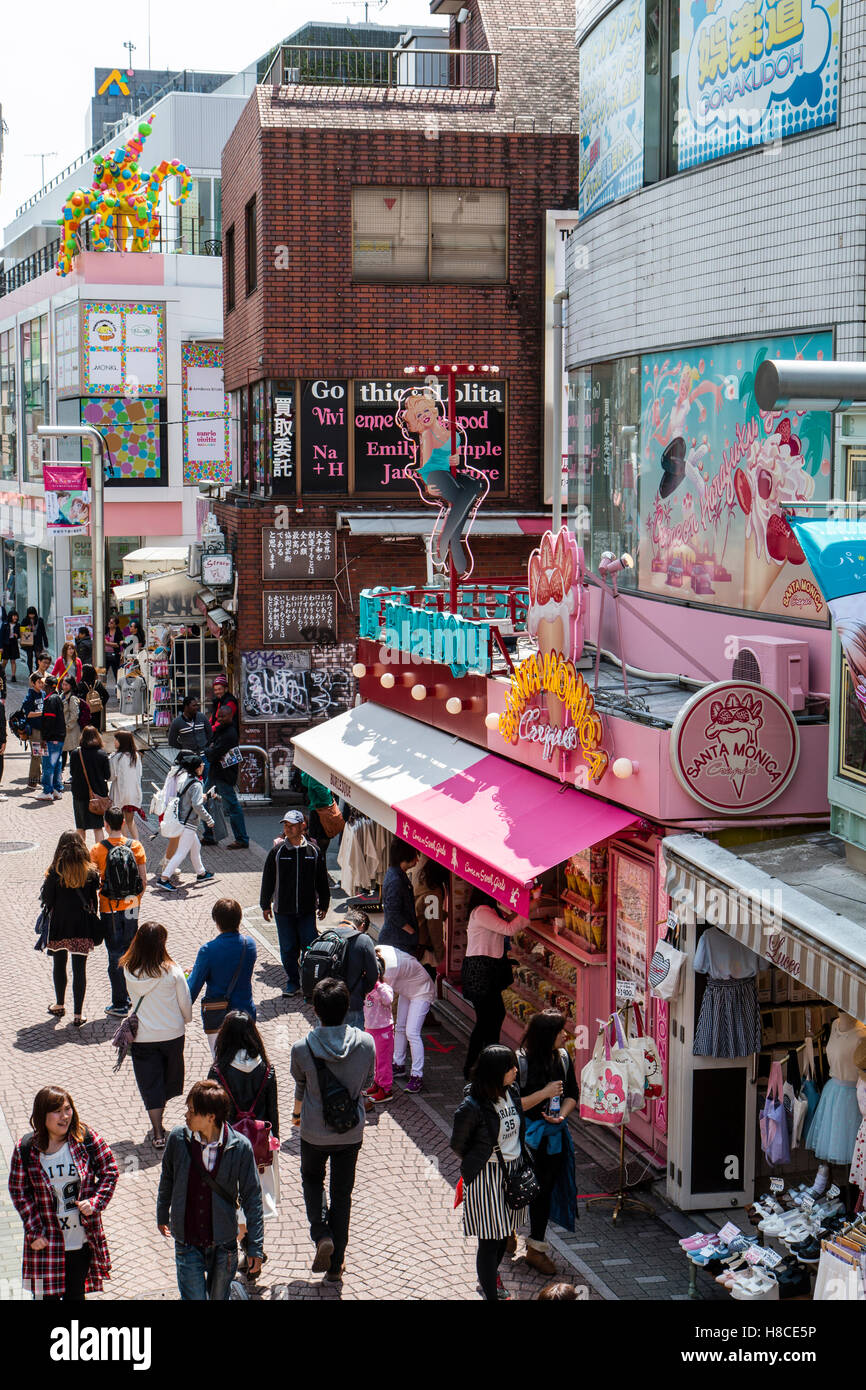 Japan, Tokio, Harajuku, Takeshita-dori. Vordergrund, berühmten Santa Monica crepe Speisen zum Mitnehmen an. Blick entlang der Straße. Hohen winkel Aussichtspunkt. Stockfoto