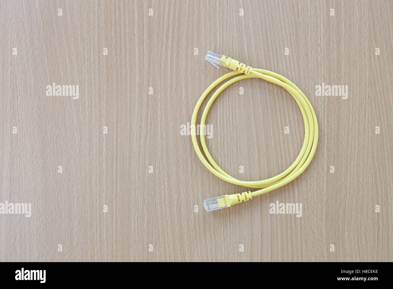 Gelben Ethernet-Kabel oder LAN-Kabel auf hölzernen Hintergrund. Stockfoto