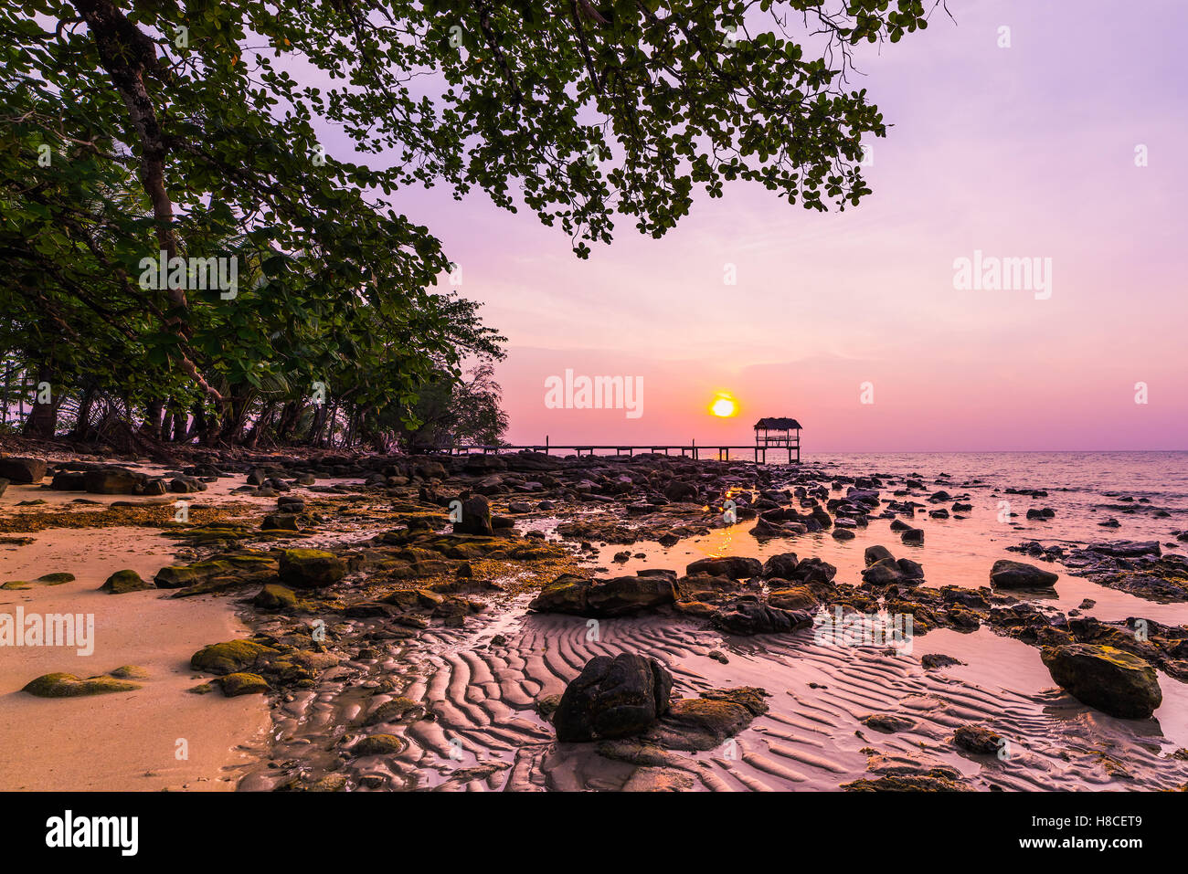 Sonnenuntergang über dem Strand, Insel Koh Kood, Thailand. Stockfoto