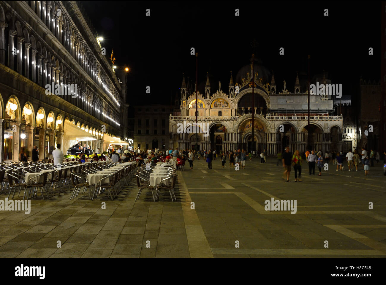 Piazza San Marco Venedig in Italien mit Touristen in der Nacht. Stockfoto